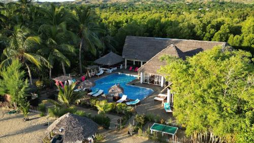 una vista aérea de una casa con piscina en Le Moya Beach, en Nosy Be