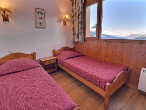 deux lits dans une chambre avec une fenêtre dans l'établissement Charmant 2 pièces avec balcon et Wi-Fi à Méribel, classé 3* pour 4 personnes - FR-1-182-25, à Méribel