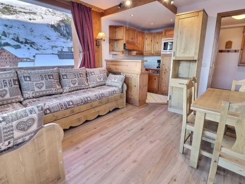 un salon avec un canapé et une cuisine dans l'établissement Charmant 2 pièces avec balcon et Wi-Fi à Méribel, classé 3* pour 4 personnes - FR-1-182-25, à Méribel