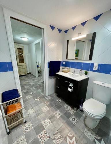 a bathroom with a toilet and a sink at El rincón coqueto de fina in Orce