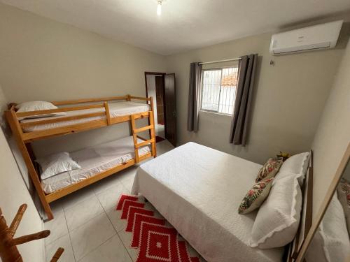 チアングァーにあるCasa da Maia Hostelのベッドルーム1室(二段ベッド2台、窓付)が備わります。