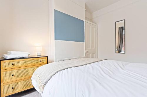 Ένα ή περισσότερα κρεβάτια σε δωμάτιο στο Spacious House - Sleeps up to 9 - Long Stays Welcome - Free Parking, Fast Wifi and Smart TV by Yoko Property