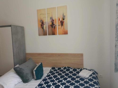 a bedroom with a bed and a picture on the wall at Eisenerzer Apartments - Radmeisterhaus in Eisenerz
