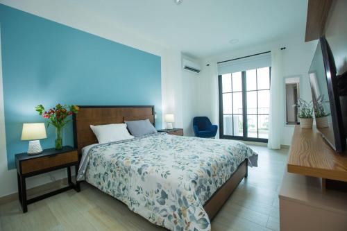 Postel nebo postele na pokoji v ubytování Luxury Apartments in Las Peñas - Guayaquil, LA ROSA DEL RIO Building, Balconies with Panoramic Views, Relaxation and Within the Tourist Zone