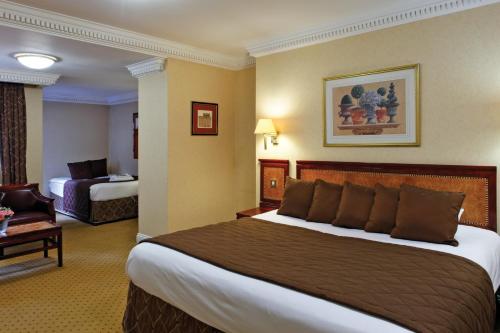 ロンドンにあるグランジ クラレンドン ホテルのホテルルーム内のベッドルーム1室(大型ベッド1台付)