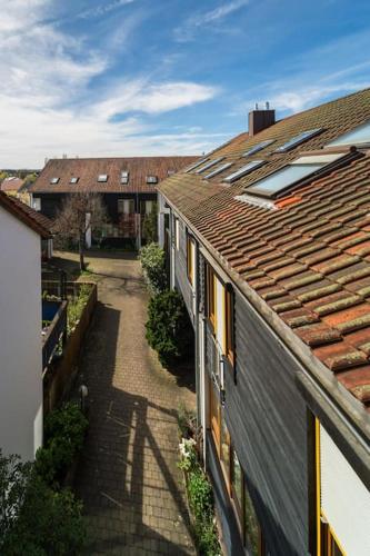 an overhead view of an alley between two buildings at TiCasa Atelier-Parkplatz-Unique-Flughafen-Messe in Steinenbronn