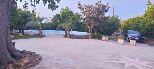 Бассейн в Agriturismo Gli Aranci dell'Etna или поблизости