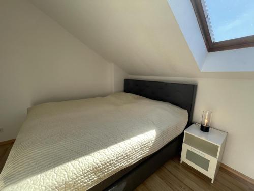 een kleine slaapkamer met een bed en een raam bij Nautic W20 in Laboe