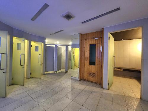 Habitación con muchas puertas y suelo de baldosa. en City Center Residence CCR, en Pattaya central