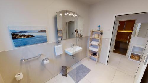 a bathroom with a sink and a mirror at Dünenkoje in Laboe