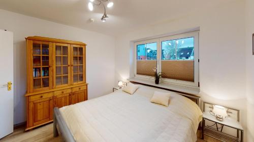 una camera con un grande letto e una finestra di Nautic W06 a Laboe