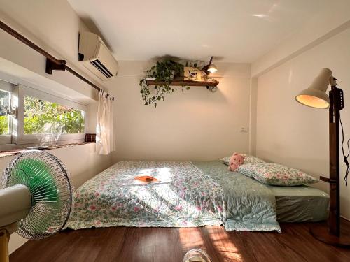 Giường trong phòng chung tại Meu Home