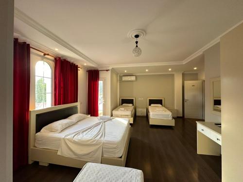 um quarto com 2 camas, uma janela e uma cozinha em Hotel Tepelena em Tepelenë