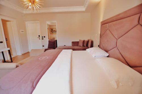 Una cama o camas en una habitación de Grand Mirage
