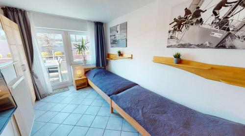 a small room with a bed and a window at Appartement-Service-Laboe Haus Seewind in Laboe