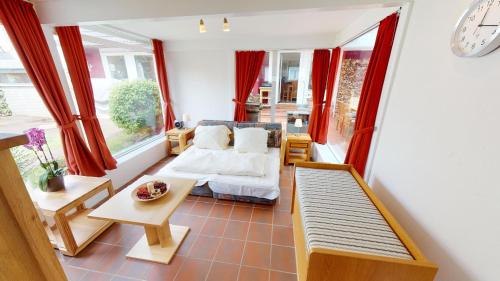 una sala de estar con una cama y una mesa en Haus Wiesenweg14 M, en Laboe