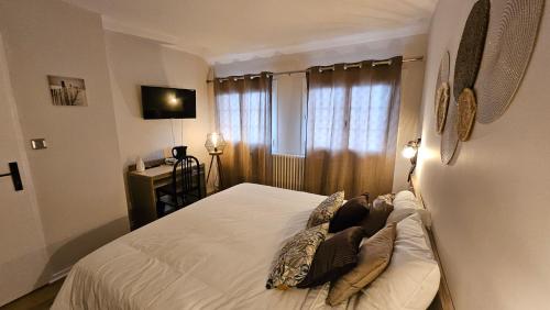a woman laying on a bed in a bedroom at Auberge de la Marine in Losne