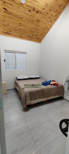 Ένα ή περισσότερα κρεβάτια σε δωμάτιο στο Apartamento modelo chalé 202