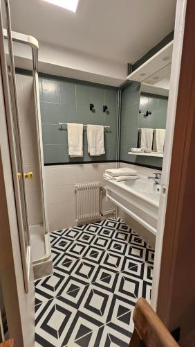 a bathroom with a sink and a mirror at Auberge de la Marine in Losne