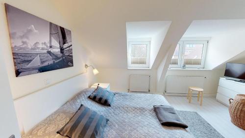 Haus Friedrichstr. 16 في لابو: غرفة نوم بسرير كبير وتلفزيون