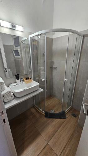 a bathroom with a shower and a sink at Idillion in Vília
