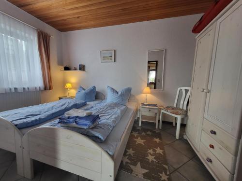 Postel nebo postele na pokoji v ubytování Haus Dorfschmiede, Whg Seehund
