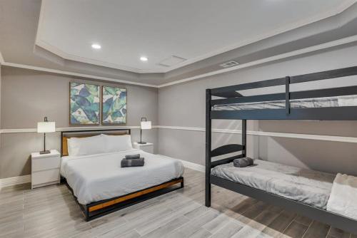 Ένα ή περισσότερα κρεβάτια σε δωμάτιο στο Beautiful House for BIG Groups with a Cinema Room