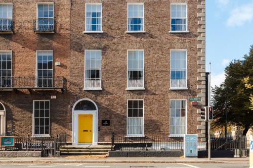 a red brick building with a yellow door at Sonder The Earl in Dublin