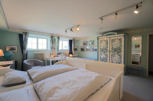 ein großes Schlafzimmer mit 2 Betten und einem Tisch in der Unterkunft Ferienwohnung Country Garden - Naturpark Schlei in Güby