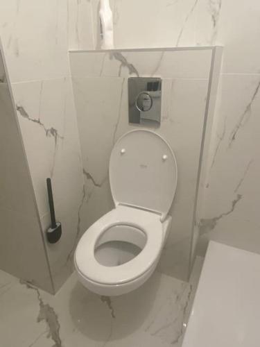 - une salle de bains avec des toilettes blanches dans une cabine dans l'établissement Charmant appartement, à Bandol
