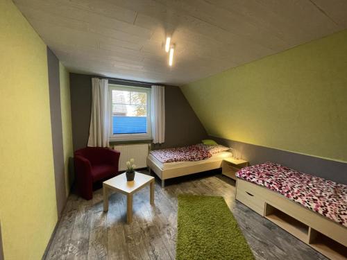 Cette petite chambre comprend 2 lits et une fenêtre. dans l'établissement Fewo Kuhnert, à Laboe