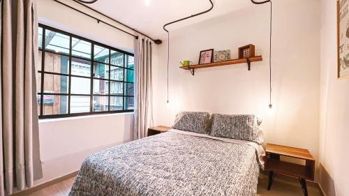 sypialnia z łóżkiem i oknem w obiekcie ADN Algo de Nosotros - Malaika w mieście Medellín