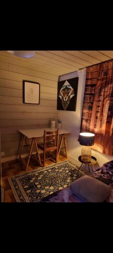 une chambre avec une table, une chaise et une table dans l'établissement Chambre privée dans Maison au Quartier Calme, à Brest