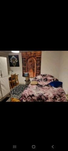- une chambre avec un lit et une cheminée en briques dans l'établissement Chambre privée dans Maison au Quartier Calme, à Brest