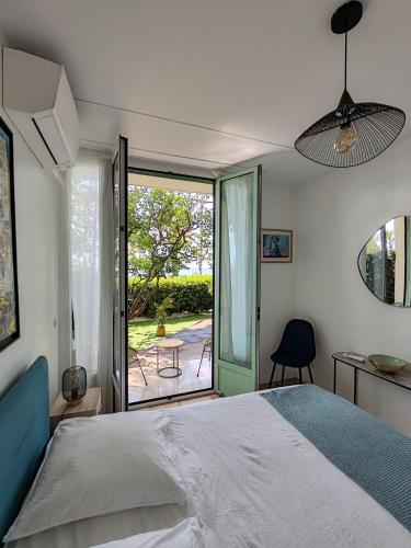 - une chambre avec un lit et une vue sur une terrasse dans l'établissement Garden Atlantide Promenade, à Nice