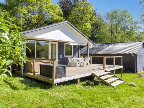 Furにある5 person holiday home in Furのデッキ(テーブル、椅子付)が備わる家