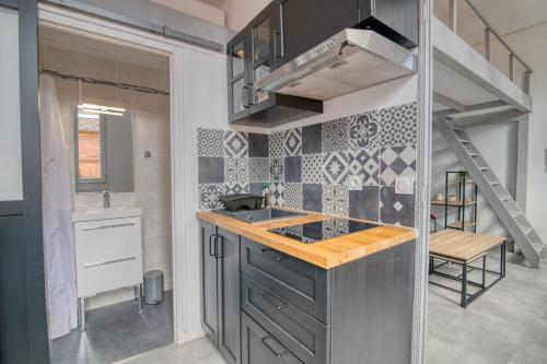 Kuchyň nebo kuchyňský kout v ubytování La ToulouZEN Hyper-Centre