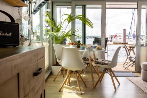ラーボエにあるHausboot Canogaのキッチン(白い椅子、景色を望むテーブル付)