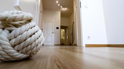 a large pile of rope in an empty room at Fewo Sanddüne nur wenige Minuten vom Hafen und Strand entfernt in Laboe