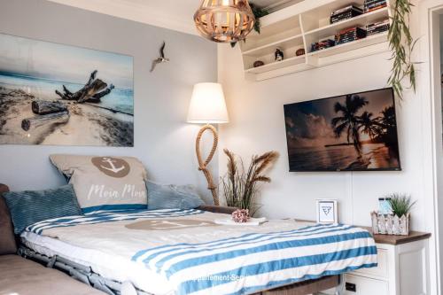 a bedroom with a bed and a picture of a beach at EdelStein in Stein