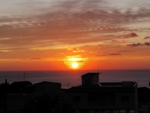 una puesta de sol con la puesta de sol sobre el océano en La Estancia en La Frontera El Hierro, en La Frontera