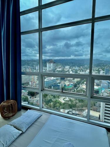 Katil atau katil-katil dalam bilik di Spacious and Cozy 2-BR in City