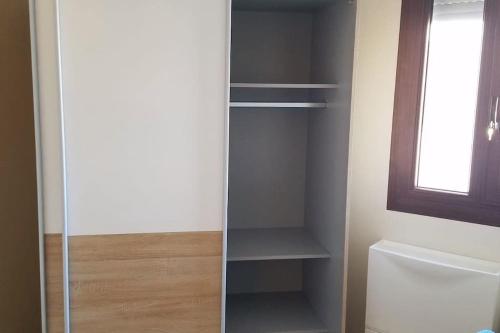 La salle de bains est pourvue d'un placard avec une porte en verre. dans l'établissement Appartement 5 chambres proche de toute commodité, à Noisy-le-Grand