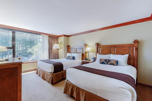 เตียงในห้องที่ Resort at Squaw Creek's 605 & 607