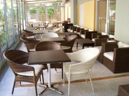 Reštaurácia alebo iné gastronomické zariadenie v ubytovaní Hotel Cybele Pefki