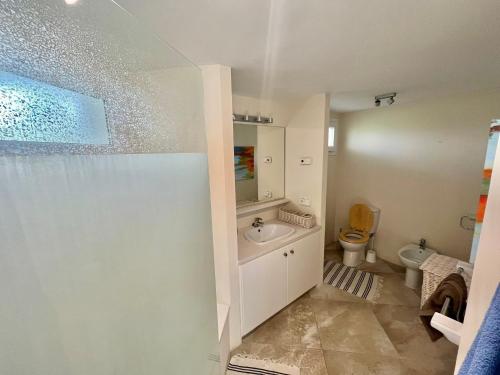 ein Bad mit einem Waschbecken und einem WC in der Unterkunft La Duna Son Parc - Apartamento in Son Parc