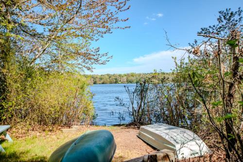 dos barcos en la orilla de un lago en Private Lake Access Great for Families, en Orleans
