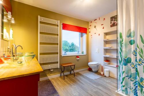 uma casa de banho com um lavatório e um WC em Magnifiques chambres d'hôtes au grand air em Anhée