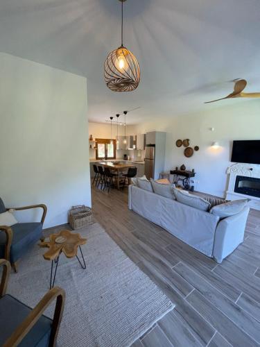 TV a/nebo společenská místnost v ubytování Paralia Homes peaceful 2 bedroom, unit # 2