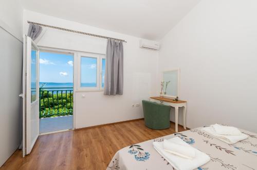 Apartment Marina Makarska - Quiet Oasis with Heated Pool & Panoramic Sea View